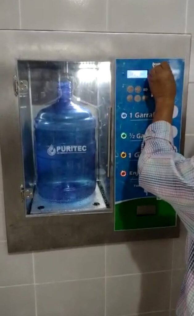 Máquina vending de agua en servicio